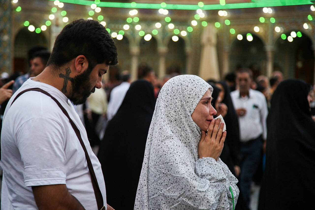 تصاویر | حضور زنان و دختران با پوشش‌های متفاوت در شب میلاد حضرت معصومه(س)