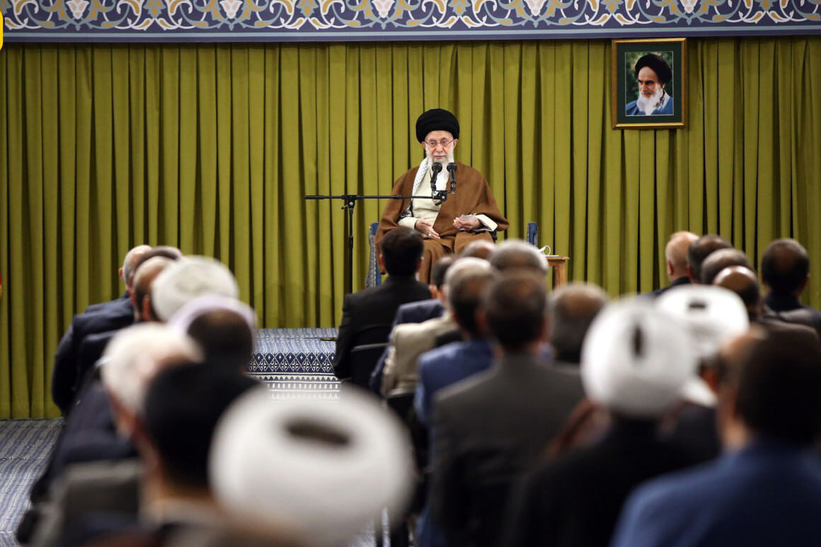 تصاویر | دیدار نمایندگان مجلس شورای اسلامی با رهبر معظم انقلاب | آیه‌ای که پشت سر رهبری نصب شده است