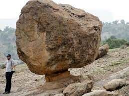 سنگی در ایران که ۱۵۰ سال است معلق مانده + عکس