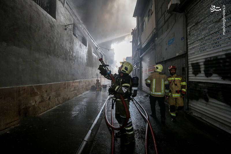 عکس/ آتش‌سوزی در چهار راه مولوی