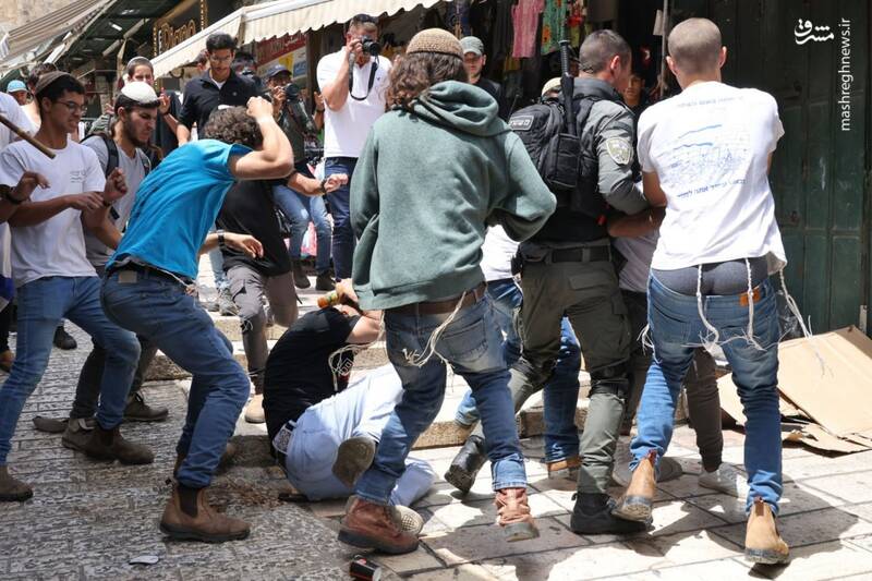 عکس/ حمله وحشیانه صهیونیست‌ها به جوانان فلسطینی