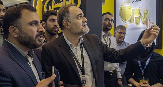 وزیر ارتباطات از غرفه ایرانسل در نخستین نمایشگاه صنعت پست بازدید کرد