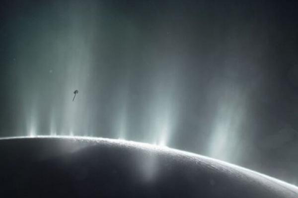 کشف آبفشان عظیم در قمر زحل توسط تلسکوپ فضایی جیمز وب