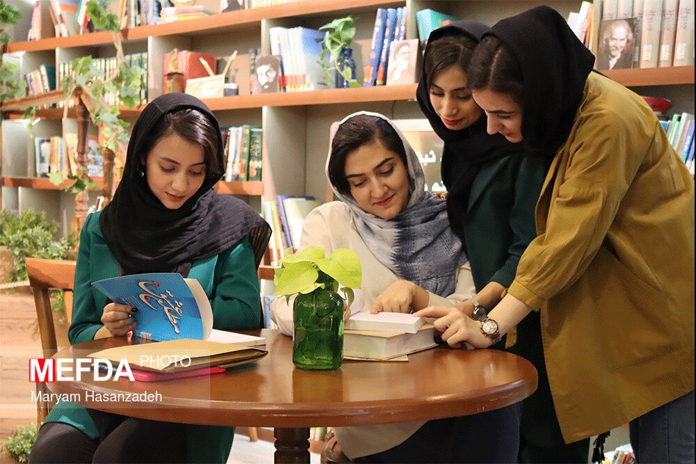 گزارش تصویری / حضور دانشجویان دختر فعال فرهنگی در بیست و چهارمین نمایشگاه بین المللی کتاب