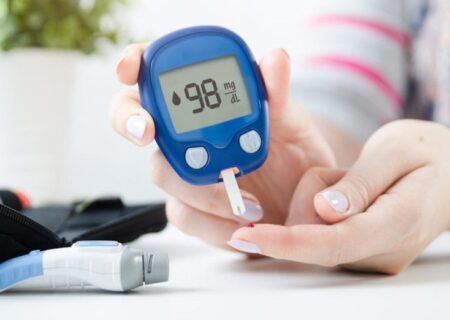 روزه‌داران دیابتی ۶ بار در روز قند خون را چک کنند