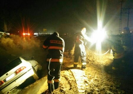 سقوط سمند به دره در کرج، دو مصدوم برجا گذاشت