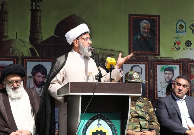 نه دست نیاز دراز می‌کنیم، نه به کسی اجازه دست‌درازی می‌دهیم