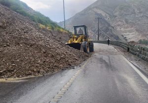 وقوع سیلاب و ریزش سنگ در محور کرج – کندوان