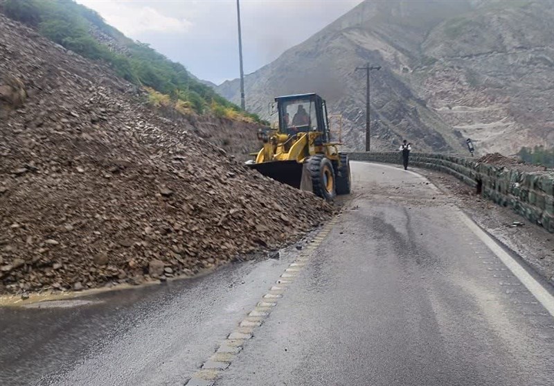 وقوع سیلاب و ریزش سنگ در محور کرج – کندوان