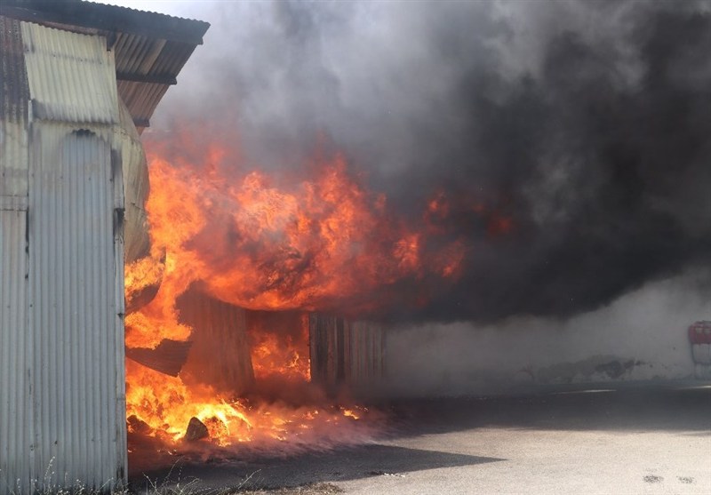 آتش‌سوزی گسترده در کارگاه تولید الیاف در ماهدشت + تصاویر