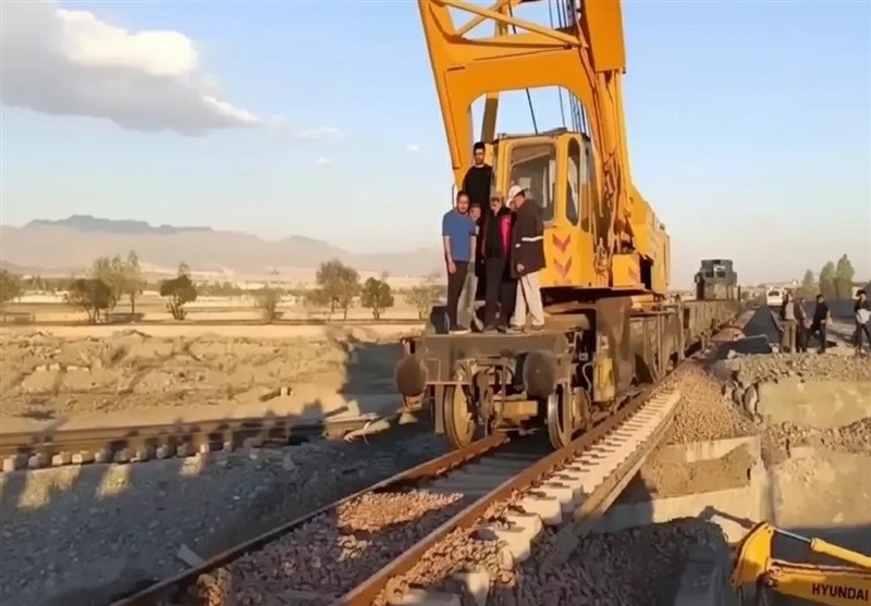 بازسازی ۲۴ ساعته پل راهآهن چهارباغ پس از حمله آمریکایی ـ صهیونی+فیلم