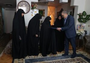 دیدار معاون حقوقی بنیاد شهید با خانواده‌های شهدای جنگ رمضان در البرز