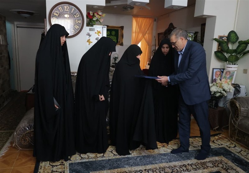 دیدار معاون حقوقی بنیاد شهید با خانوادههای شهدای جنگ رمضان در البرز