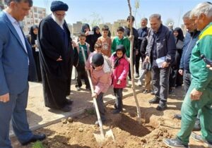 فرزندان شهدای جنگ رمضان در البرز به یاد پدرانشان نهال کاشتند