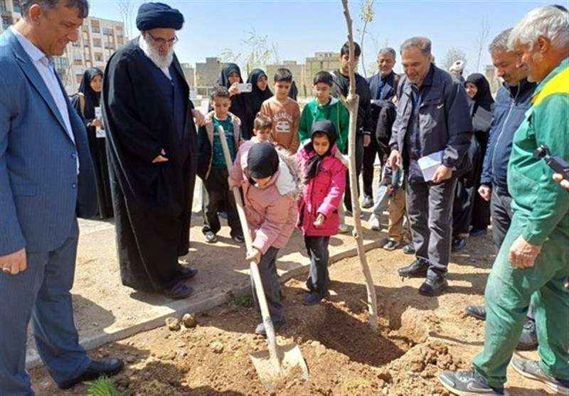 فرزندان شهدای جنگ رمضان در البرز به یاد پدرانشان نهال کاشتند